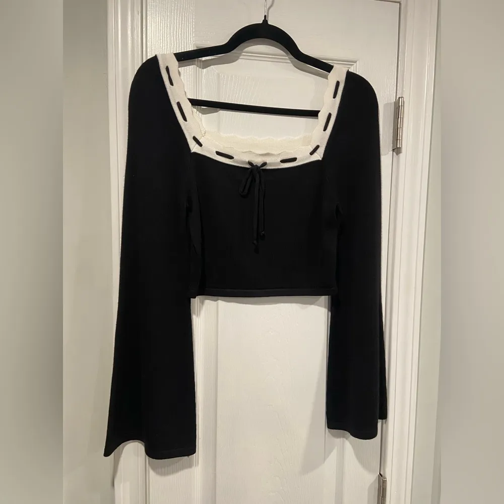 NWOT Dee Elly Size M Black Cream Bell Sleeve Knit Crop Top Bow Scalloped Trim - Image 2
