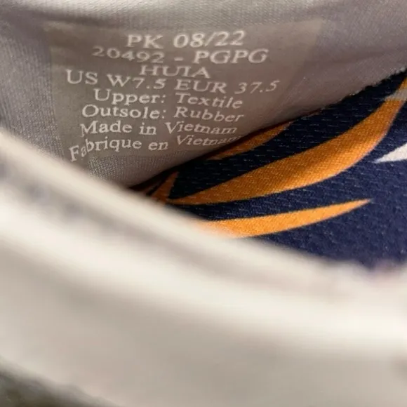 OluKai Women's Light Gray and white Slip - Image 7