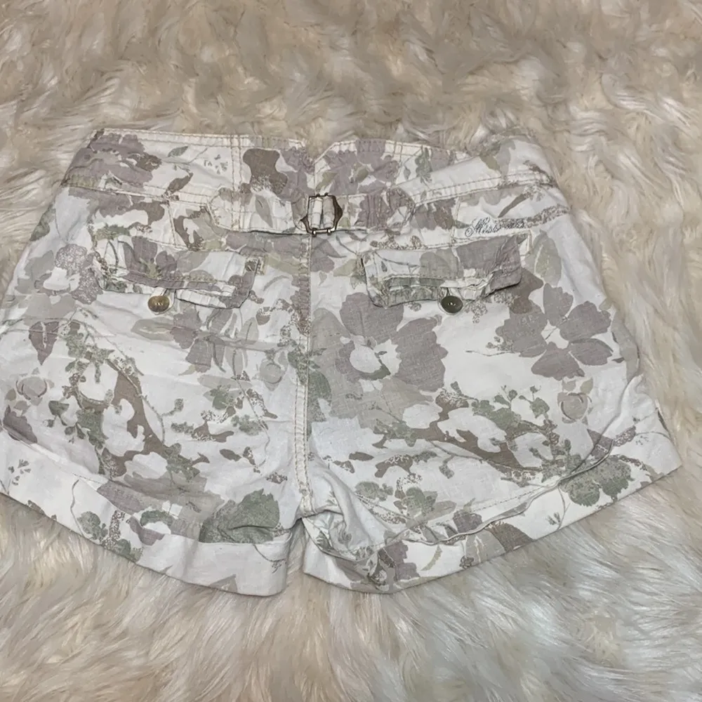 Miss Me Vintage Floral Linen Rayon Blend Cargo Shorts Size Small - Image 2