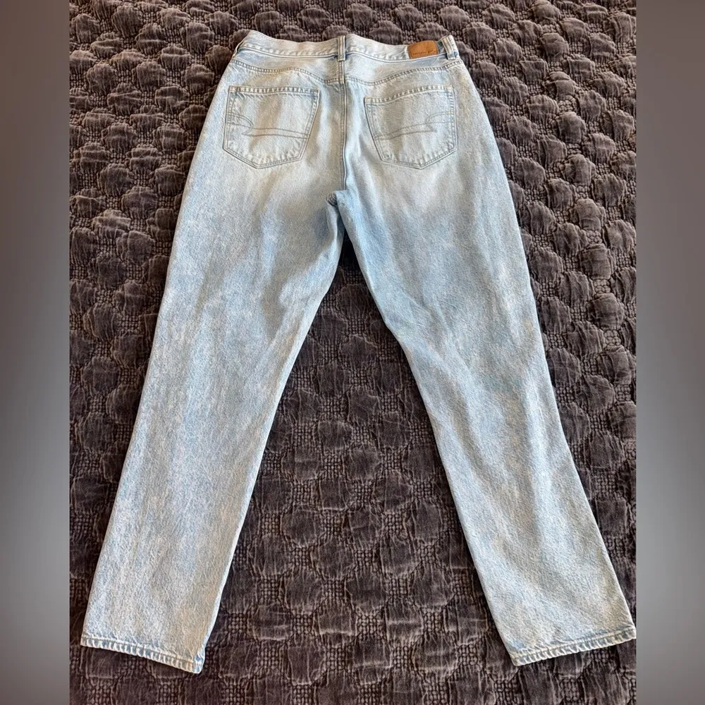 American Eagle Women’s Ripped Mom Jeans Distressed Light Wash High Rise Size 10 - Image 4