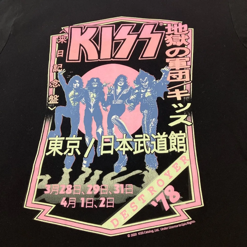 H&M Divided Black short sleeve cropped Kiss band tee woman’s size small - Image 2