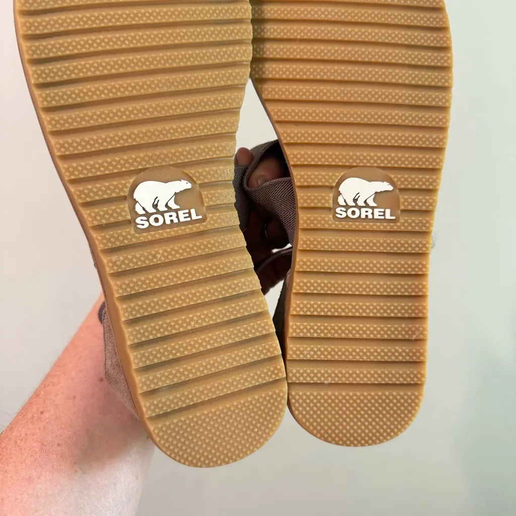 NWOT Sorel Ella II Sandal in Ash Brown/Metallic Silver Size 10 - Image 4