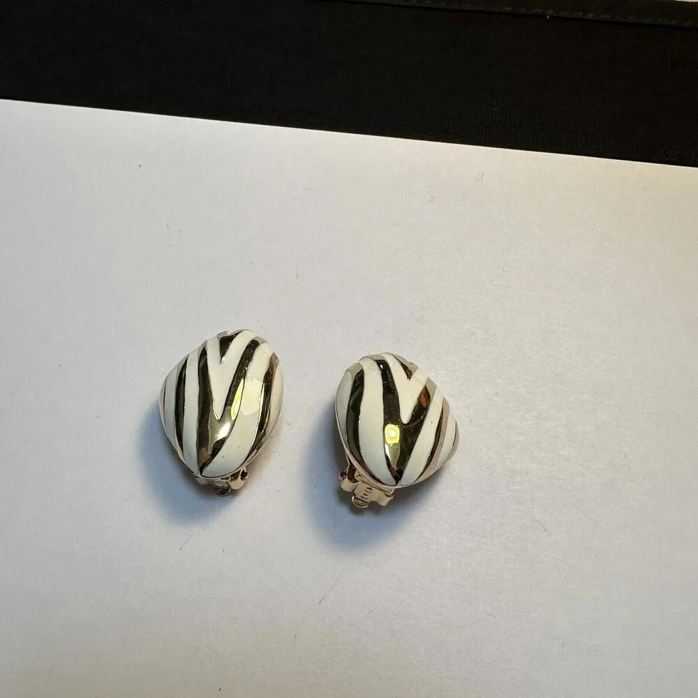 Vintage Signed Ciner Gold Tone And White Enamel Clip - Image 10