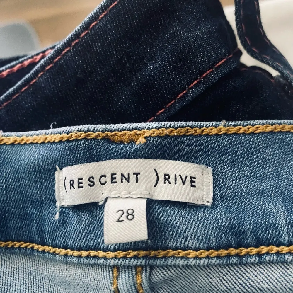 High Waist Cropped Mom Jeans 👖 Blue Size 28 - Image 2