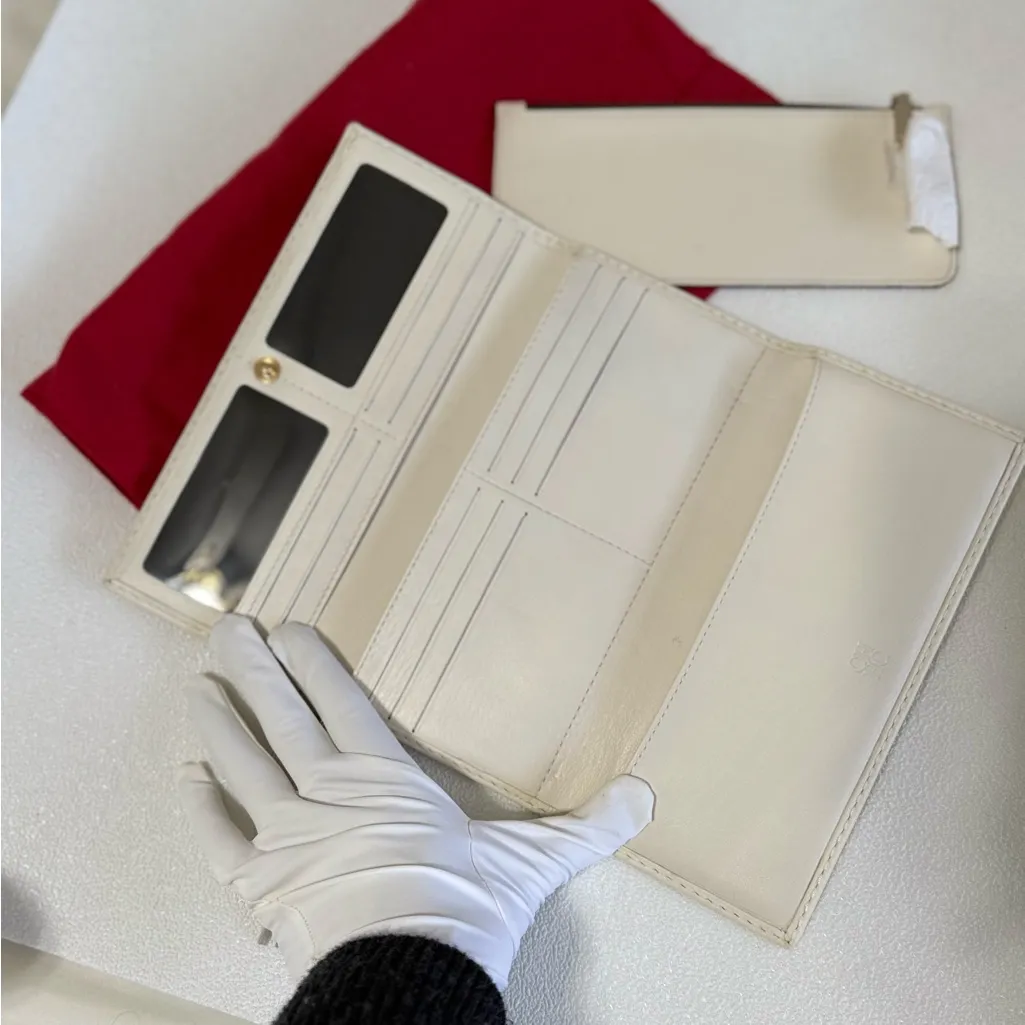 NWOT Carolina Herrera White Leather CHCH handcrafted with removable coin wallet - Image 4