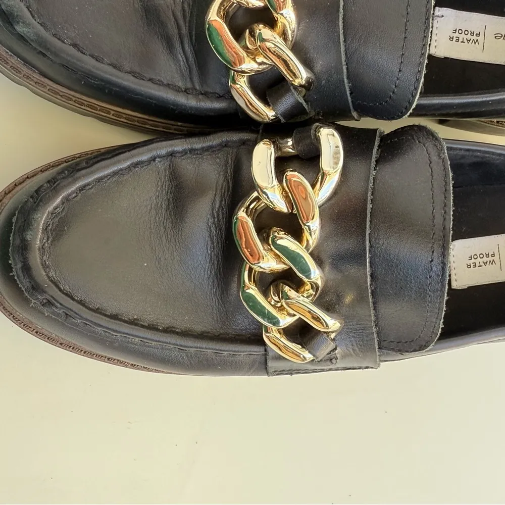 Black shoes Gold Slip-On Loafers with Chain luxury Detail size 8.5 - Image 4