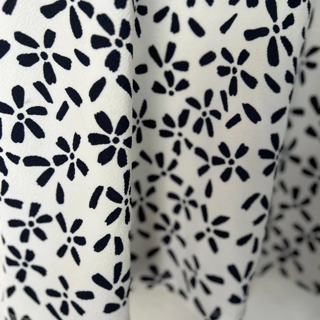 Le Lis Black and White Floral Pencil Skirt - Image 4