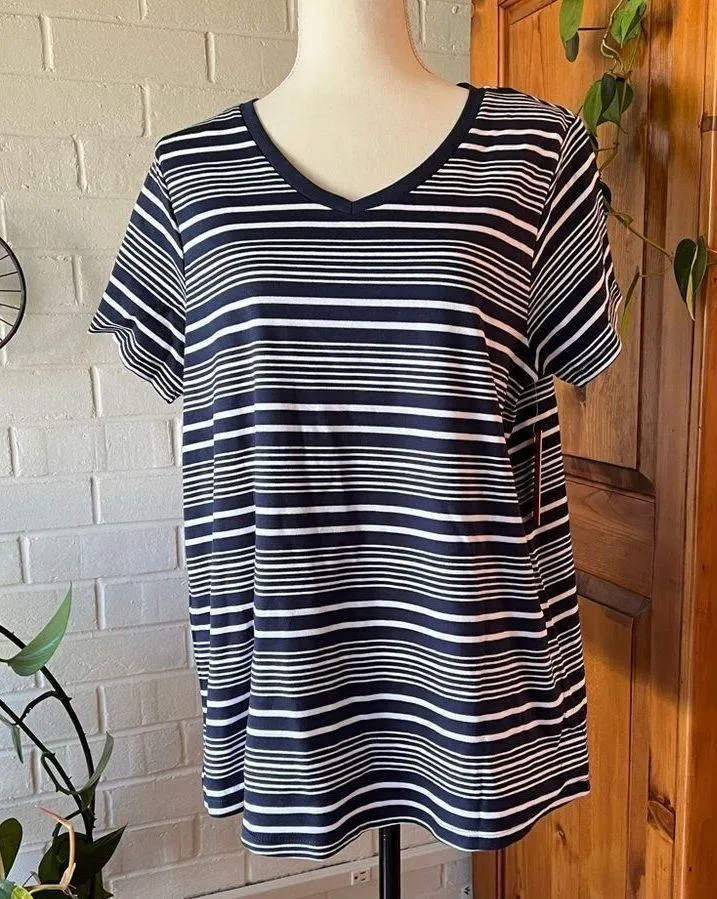 ISAAC Mizrahi New York short sleeve v-neck pullover tee black and white - Image 7