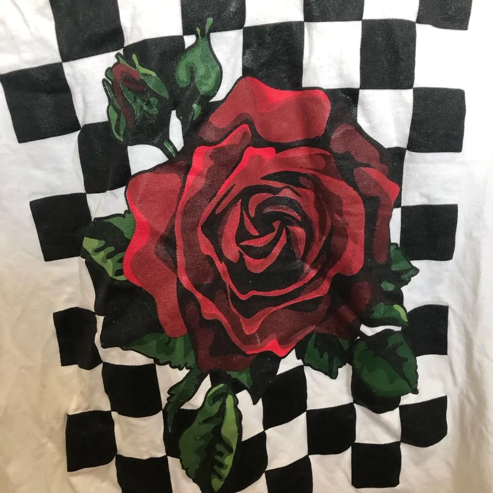 Red rose graphic Tshirt unisex size medium - Image 2