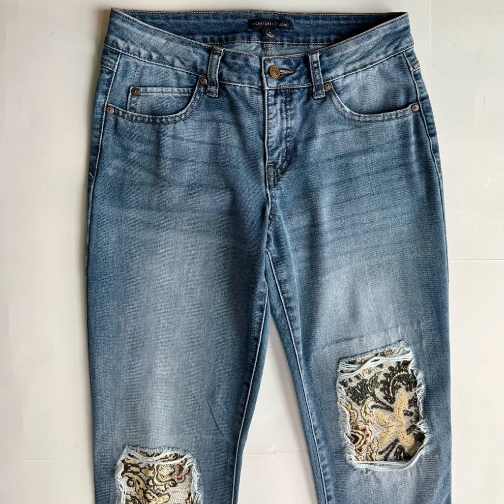 Signature Studio Distressed Tapestry Patch Skinny Jeans Size 4 - Image 3