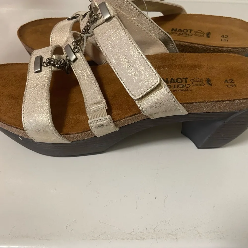 Naot bond size 11 dusty silver sandals w chunky bottom chain Israel made $200 - Image 6