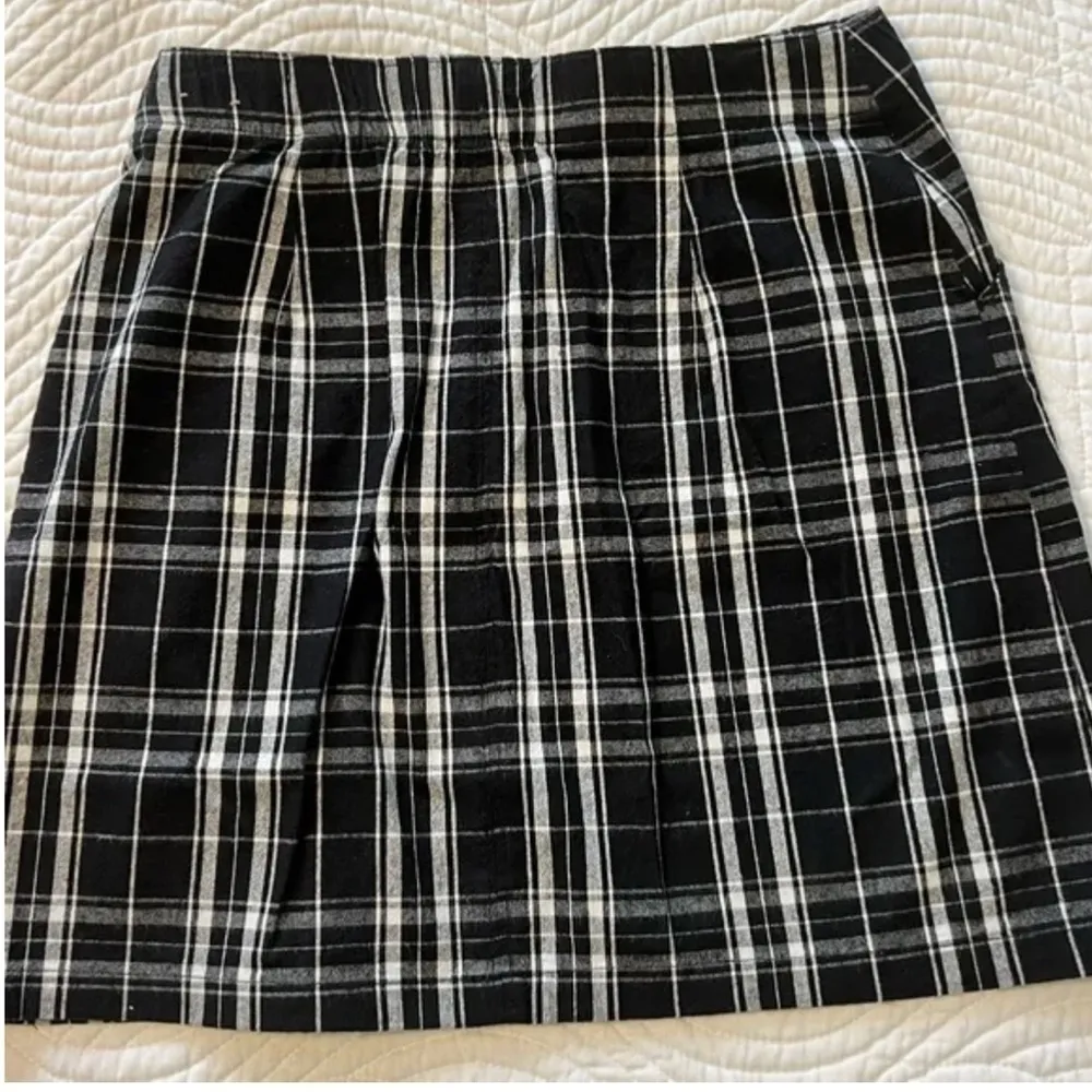 Hollister Black White Plaid Mini Skirt Size Small - Image 6
