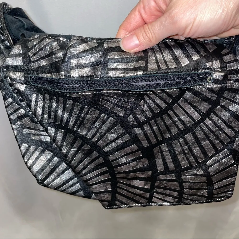 Groovy vintage black and silver metallic slouch hobo bag crossbody ruffle unique - Image 6