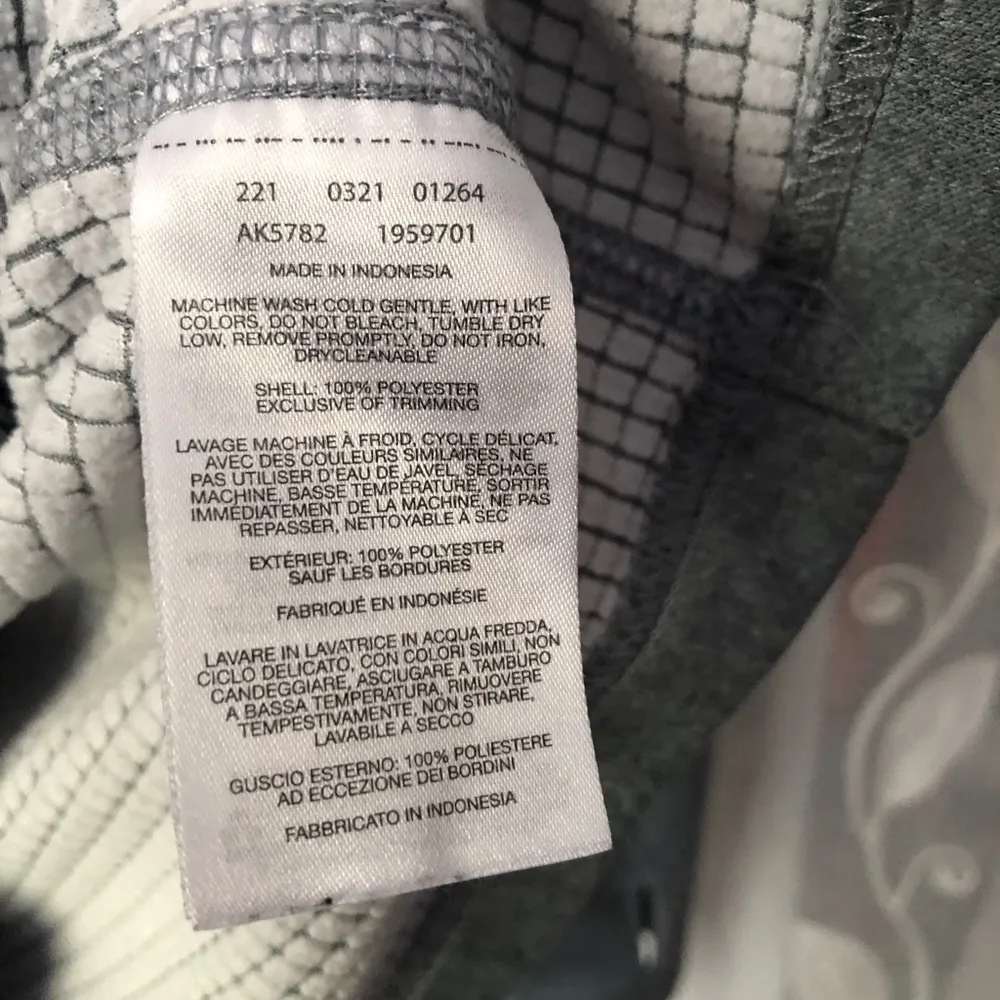 Columbia pull over half zip up top, size medium - Image 7