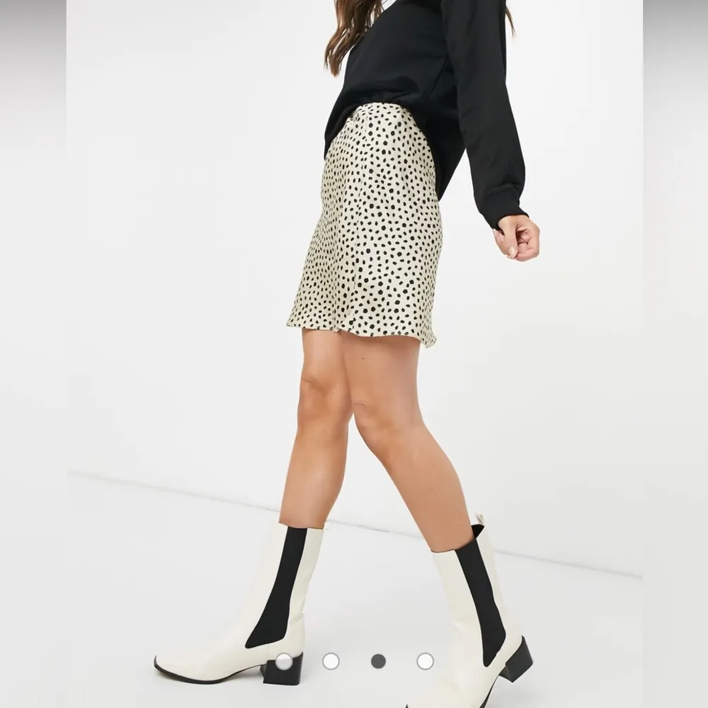 ASOS  DESIGN mini satin slip skirt in leopard print - Image 2