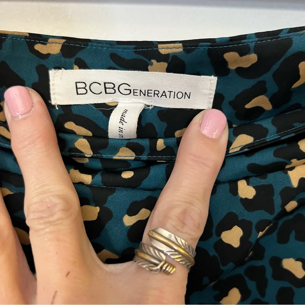 BCBGeneration leopard print skirt. EUC size 6. Teal, beige, black below the knee - Image 3