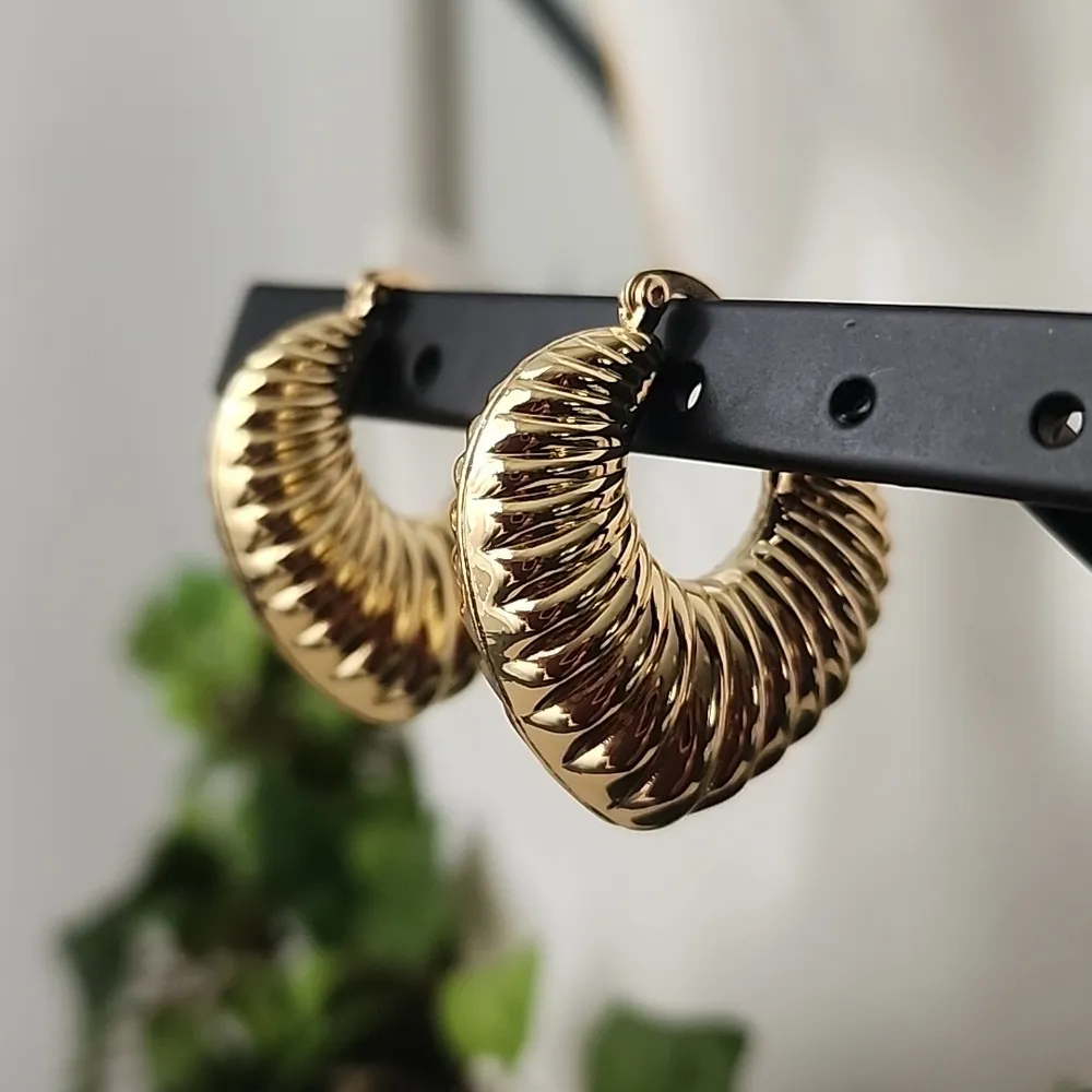 Chunky Ribbed Hoop Earrings Gold Filled - Image 3