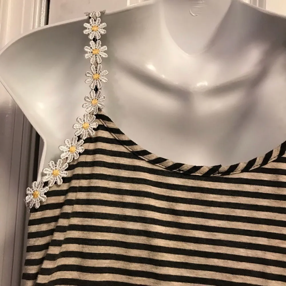 Ultra Crop Striped Daisy Appliqué Tee Top Size Small Beige Black - Image 15