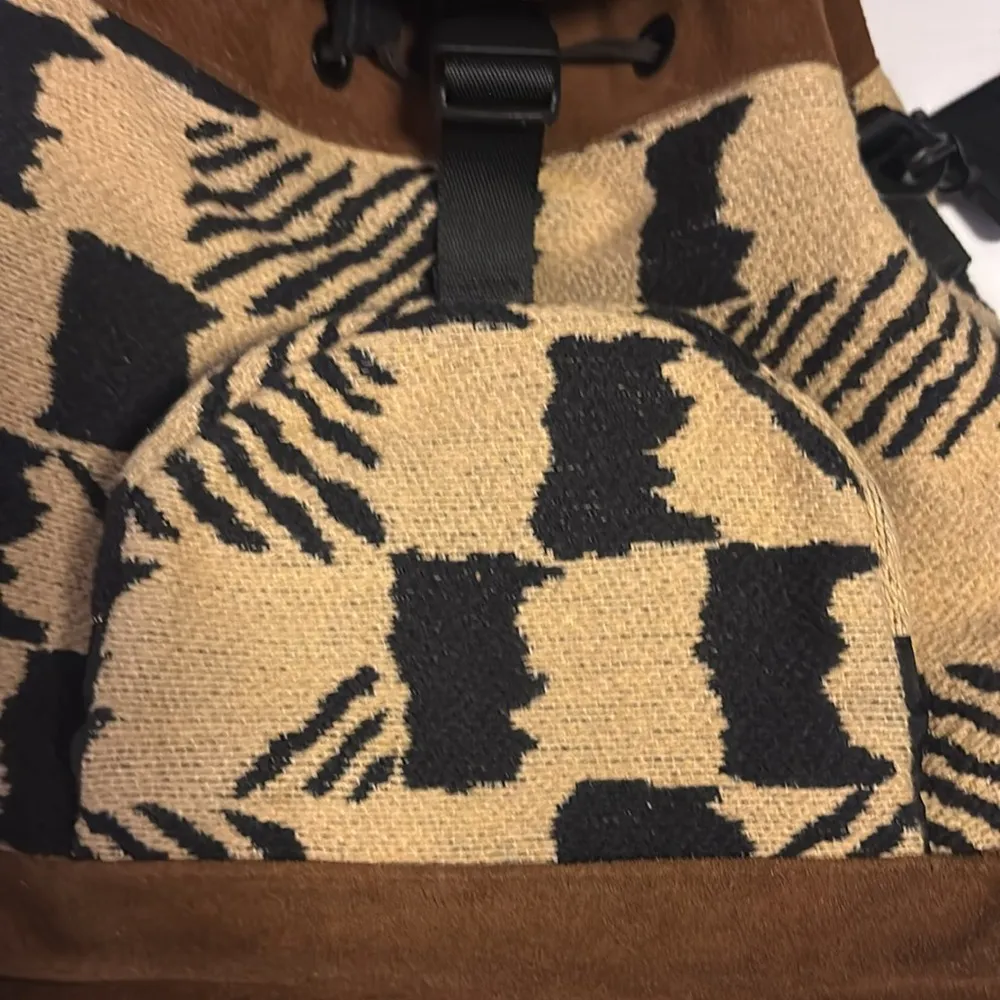 EASTERN MOUNTAIN SPORTS BACK PACK
BROWN SUEDE WITH TAN AND BLACK THICK CLOTH - Image 3