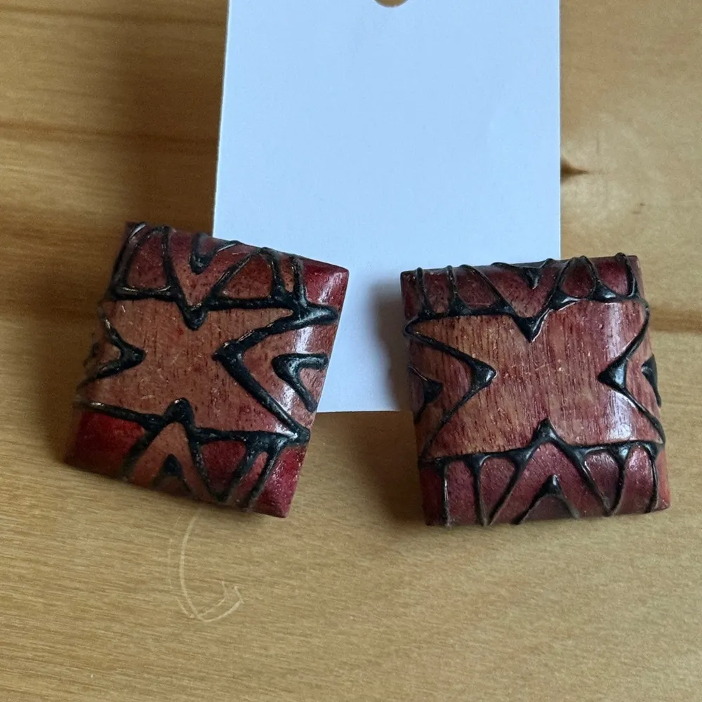 Geometric Patterned Earrings Brown - Image 3