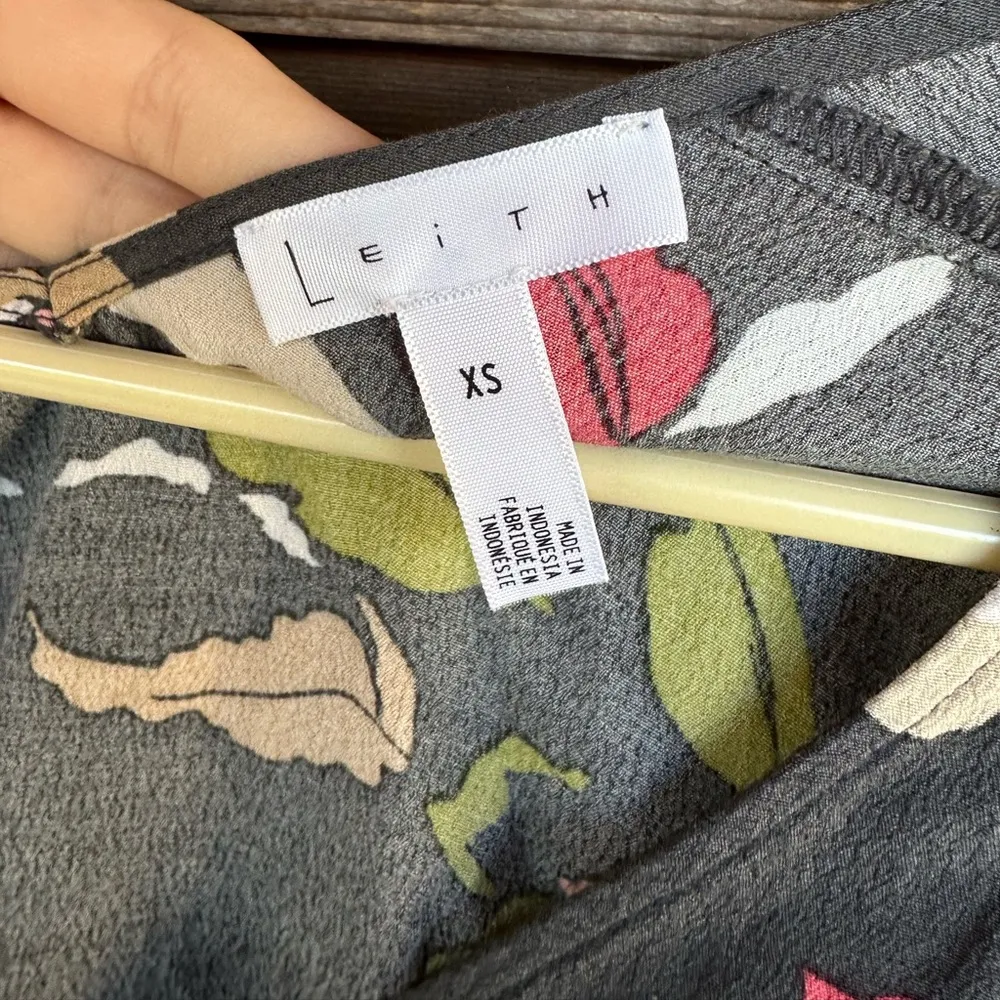 Leith Cropped Rayon Flounce Sleeve Top V Neck Button Down Floral - Image 4