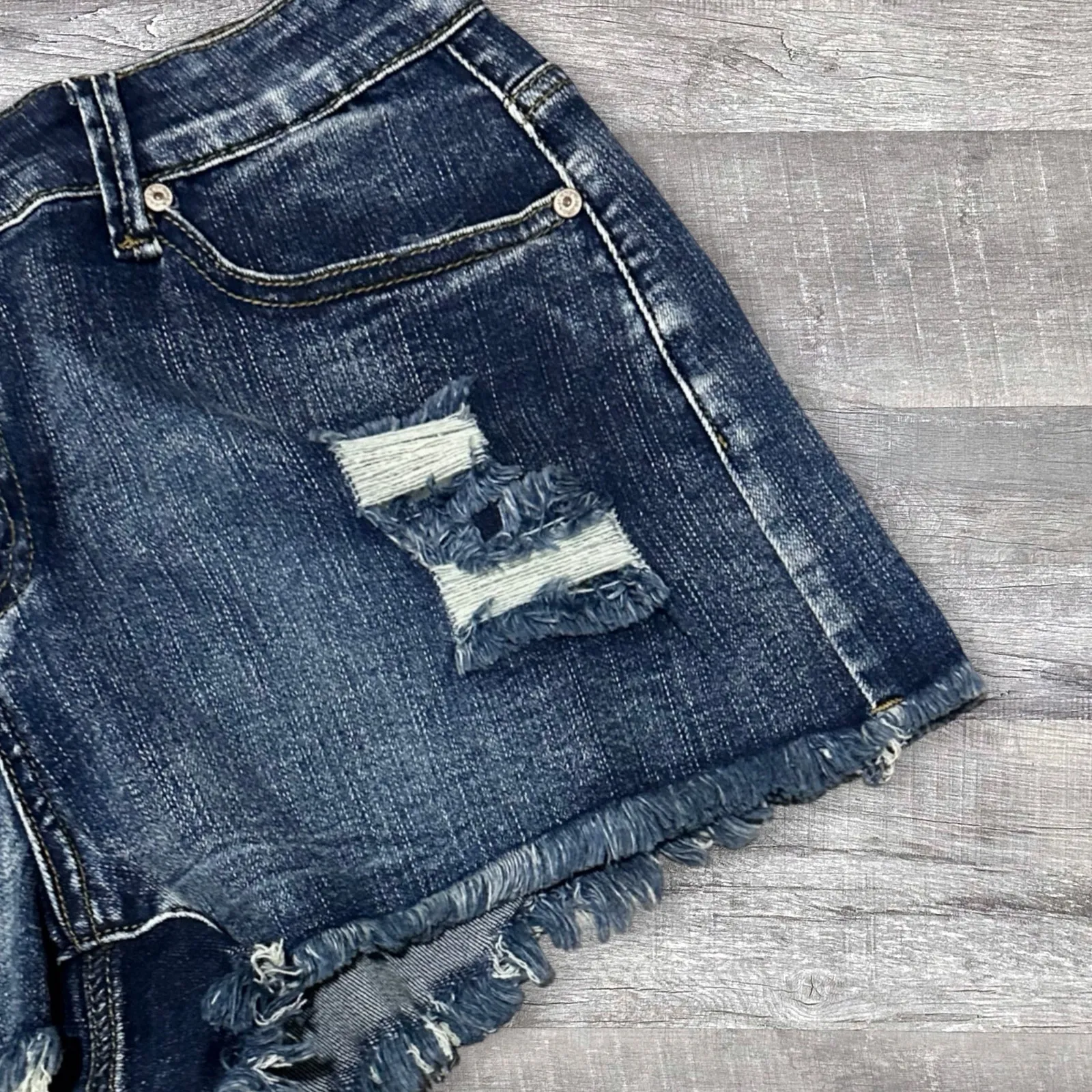 Boutique Ripped Distressed 2.5” Denim Shorts Womens L (W 30) Mid Rise Frayed Hem Blue Size L - Image 4