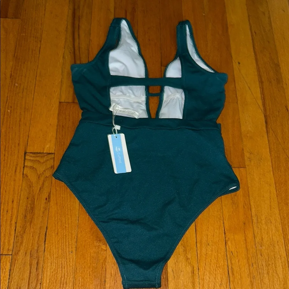 Cupshe green One Piece Swimsuit with Textured Fabric and V-Neckline - Image 4