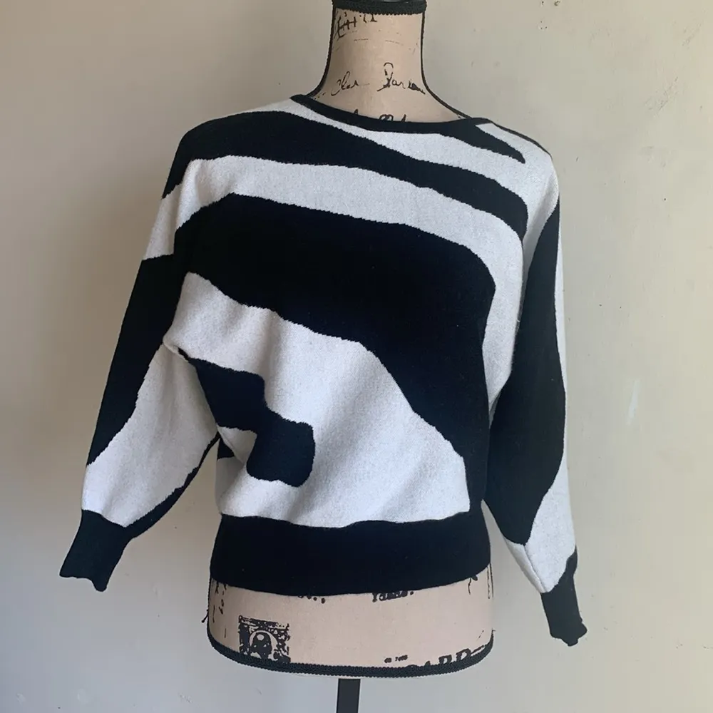 T Tahari Zebra Print Sweater Size Medium - Image 3