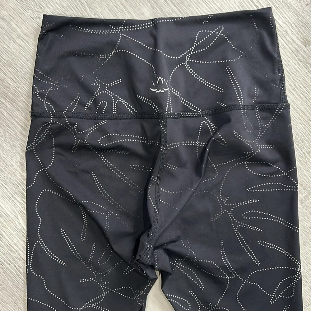 Beyond Yoga Limited Edition Flashback High-Rise
Midi Leggings in Monstera Leaf S - Image 6