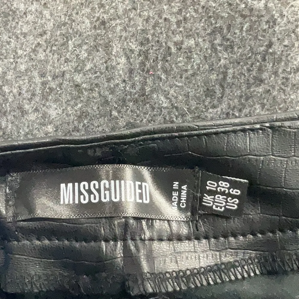 Misguided faux leather high rise skinny leg pants size 6 - Image 3
