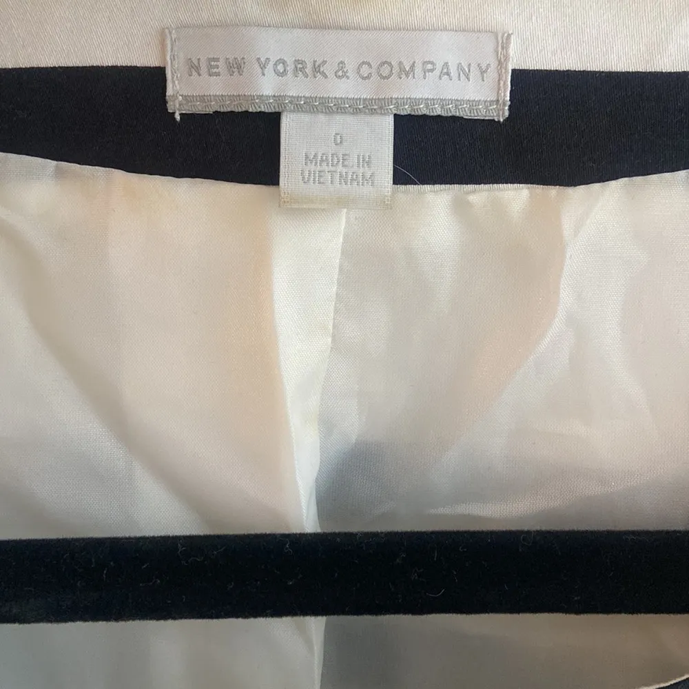 Boxy black and white blazer from New York and company - Image 2