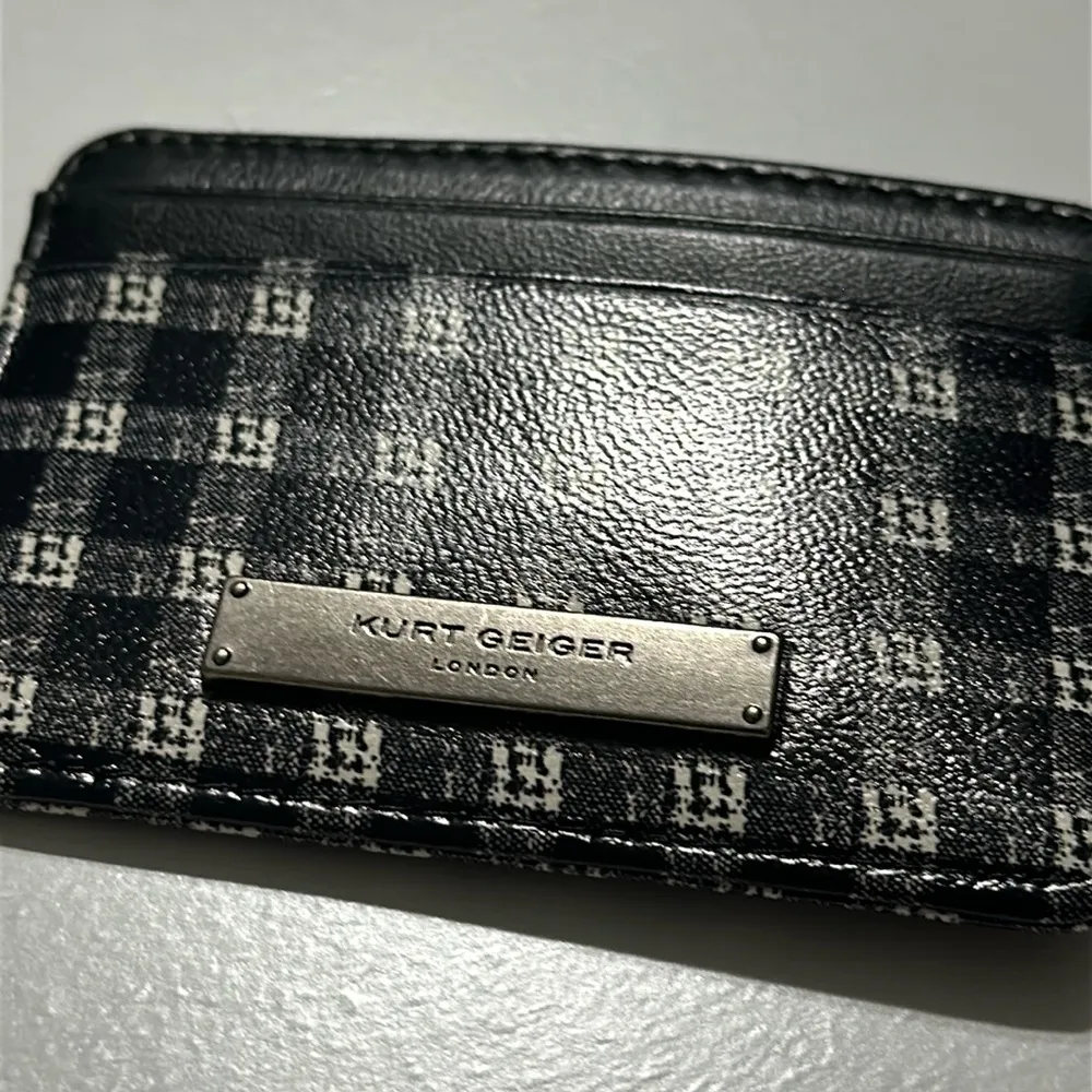 New  LONDON
card Holder - Image 2