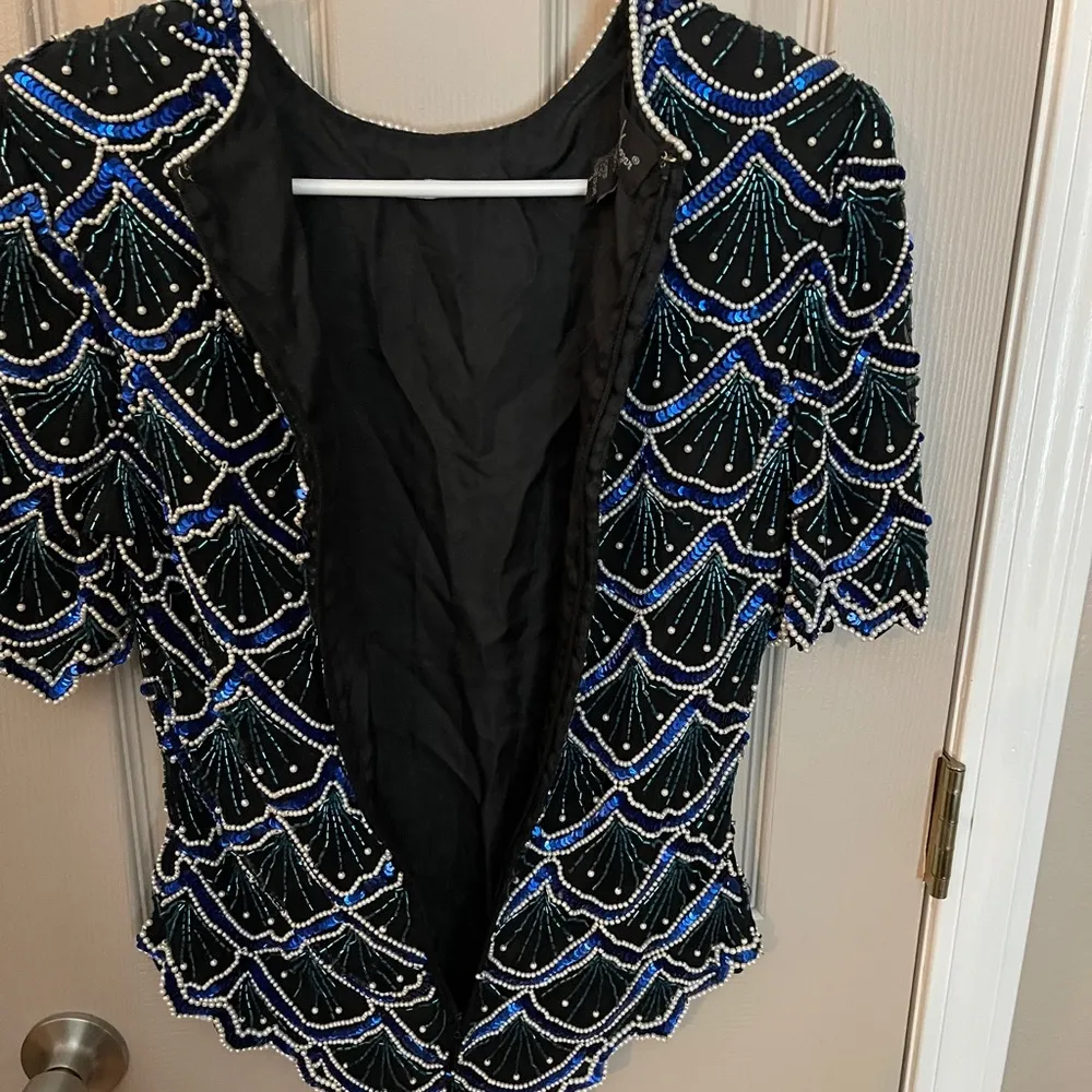 Laurence Kazar vintage beaded sequined silk back zip short sleeve blouse Size S. - Image 4