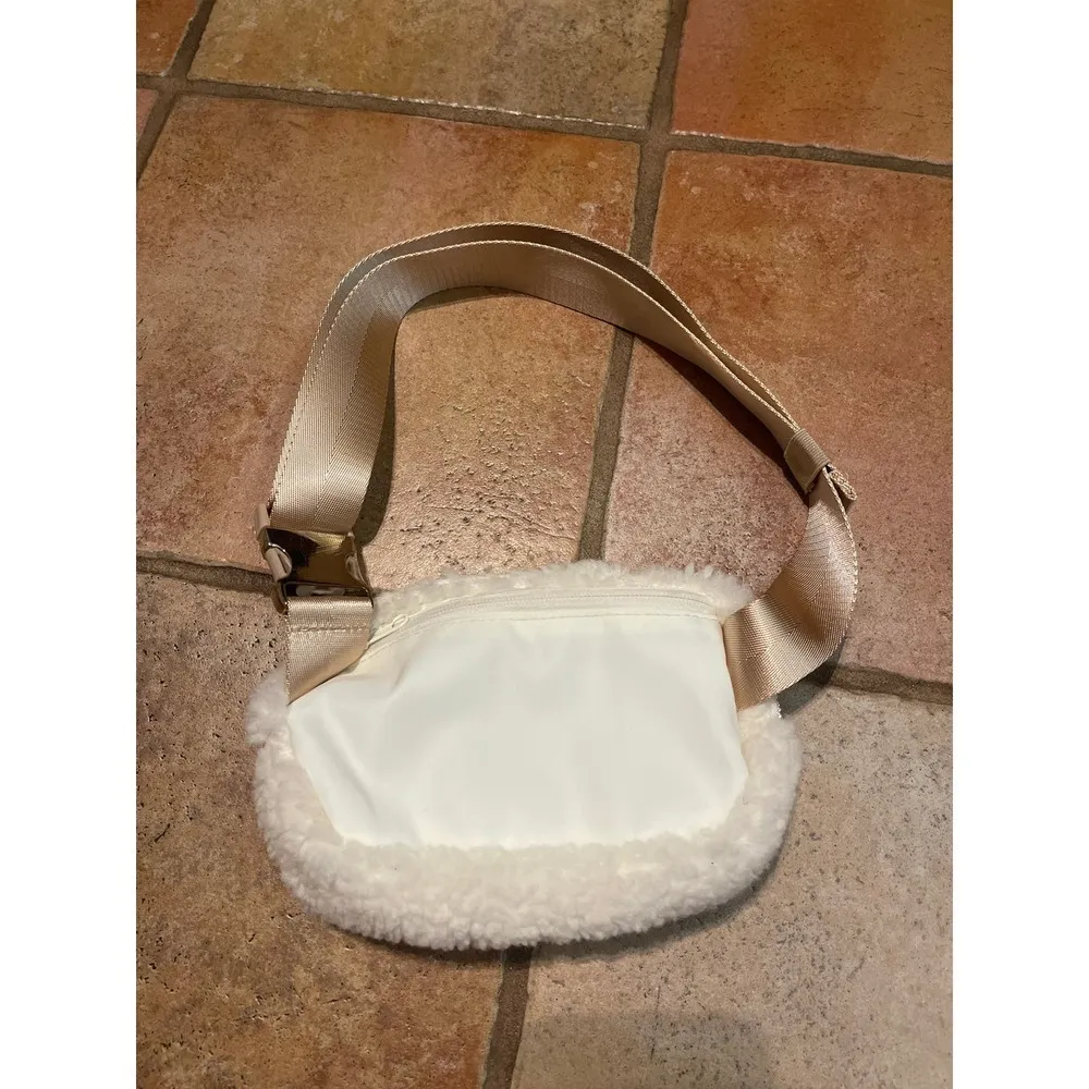 Wantable Sherpa belt bag Gold - Image 5