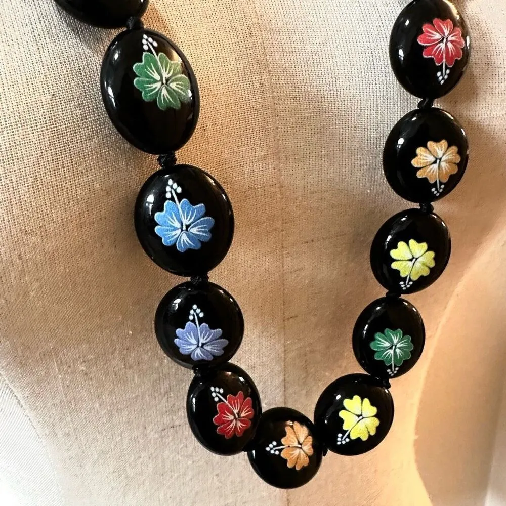 Hawaiian Kukui Nut Lei With Hand - Image 6