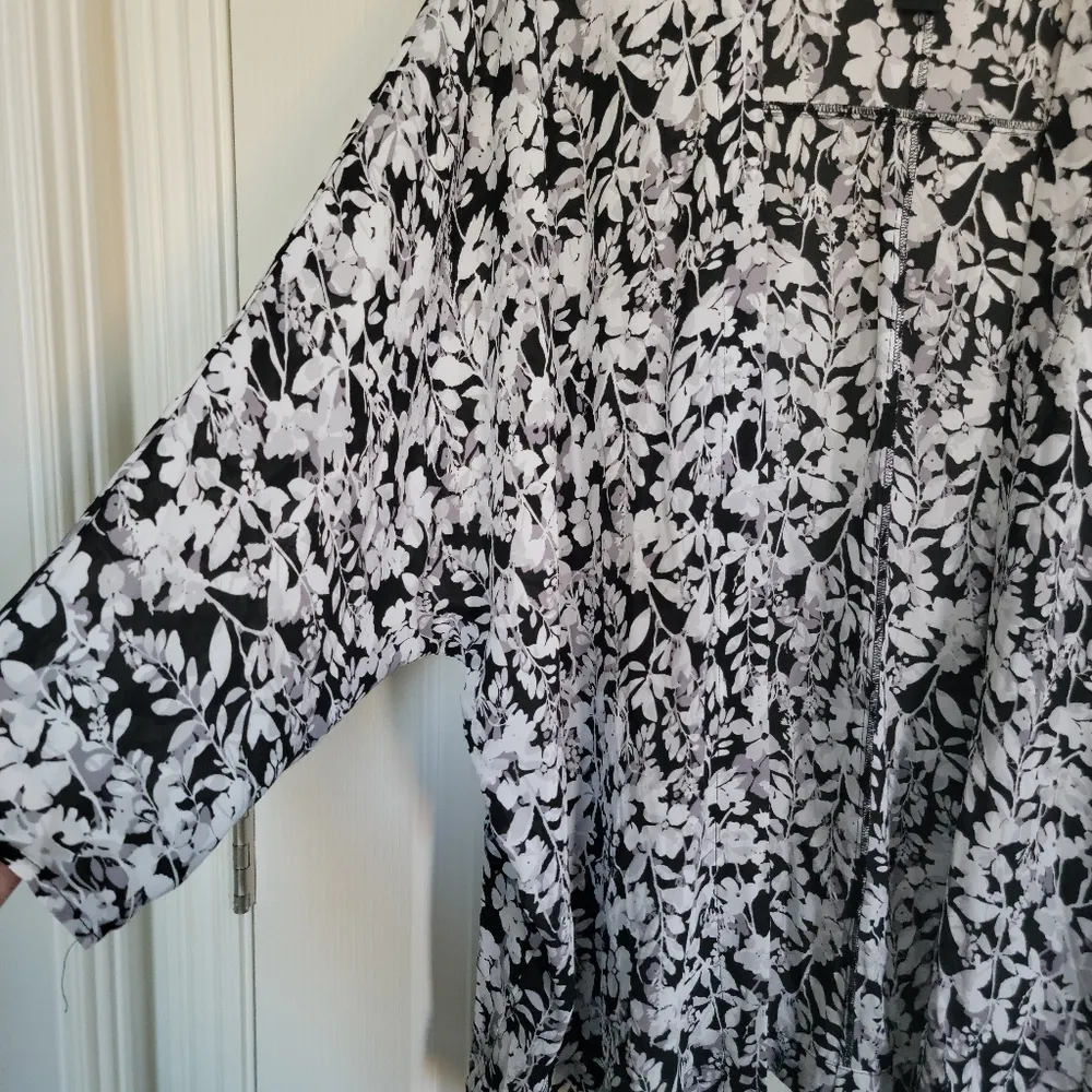 Lane Bryant 18 20 Floral Black and White Women's Cardigan - Image 4