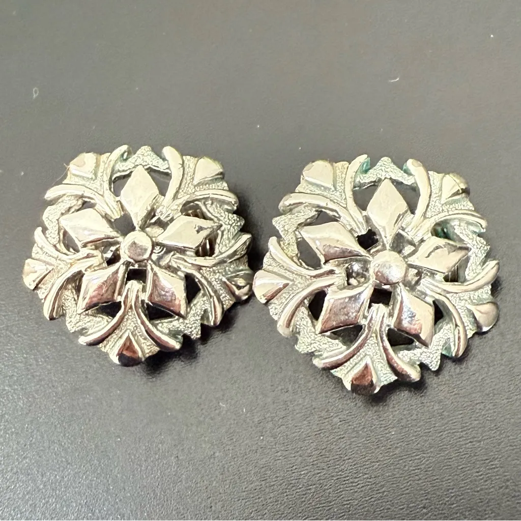 Vintage MONET Silver-tone Snowflake Flower Clip On Earrings 13.2g. - Image 2