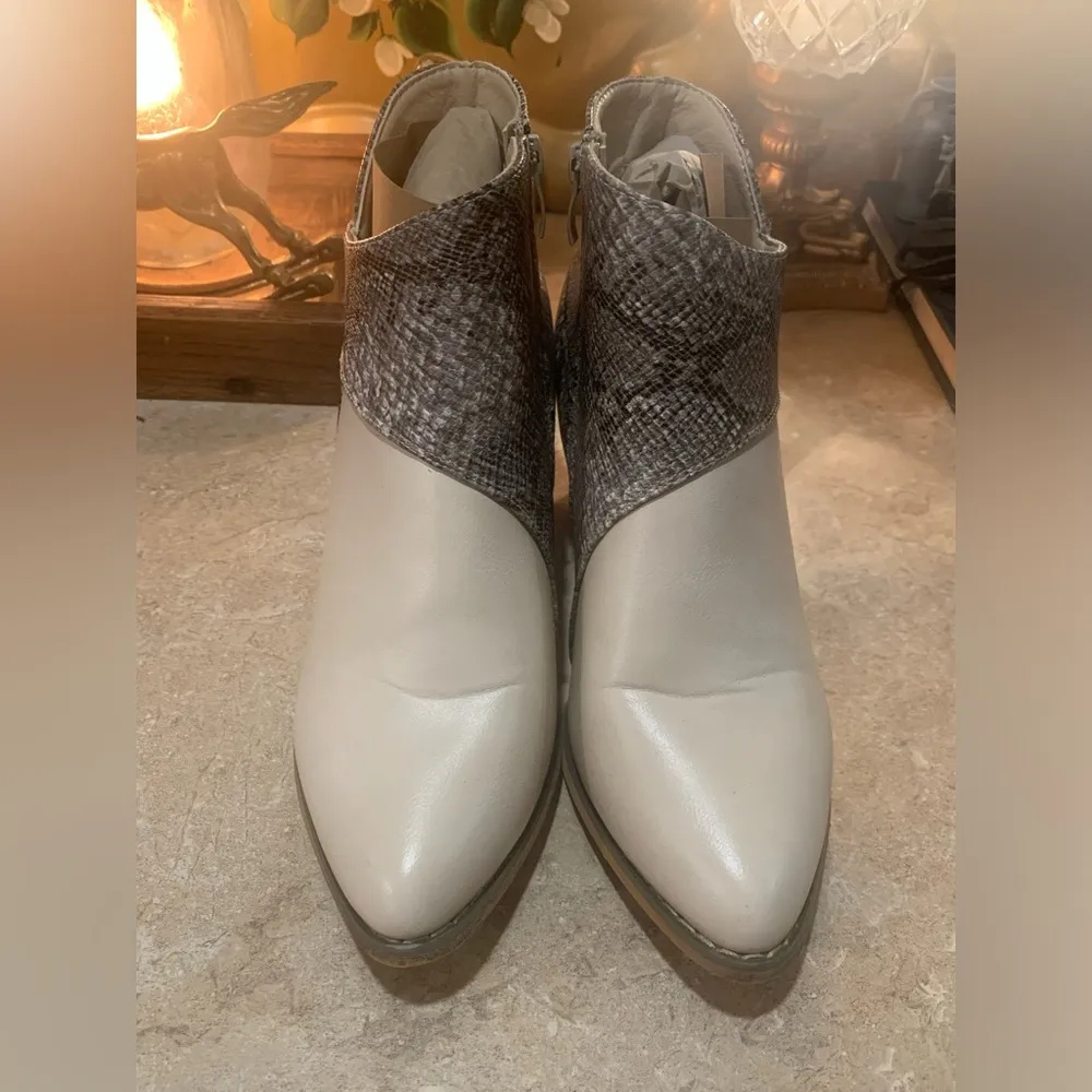 Tinstree White and Snake skin Ankle Length Pointed Toe Boots Size 8 - Image 2