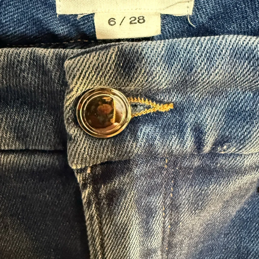 Good American Good Legs
Flare Jeans Elegant Indigo Flare Jeans for Women - Image 7