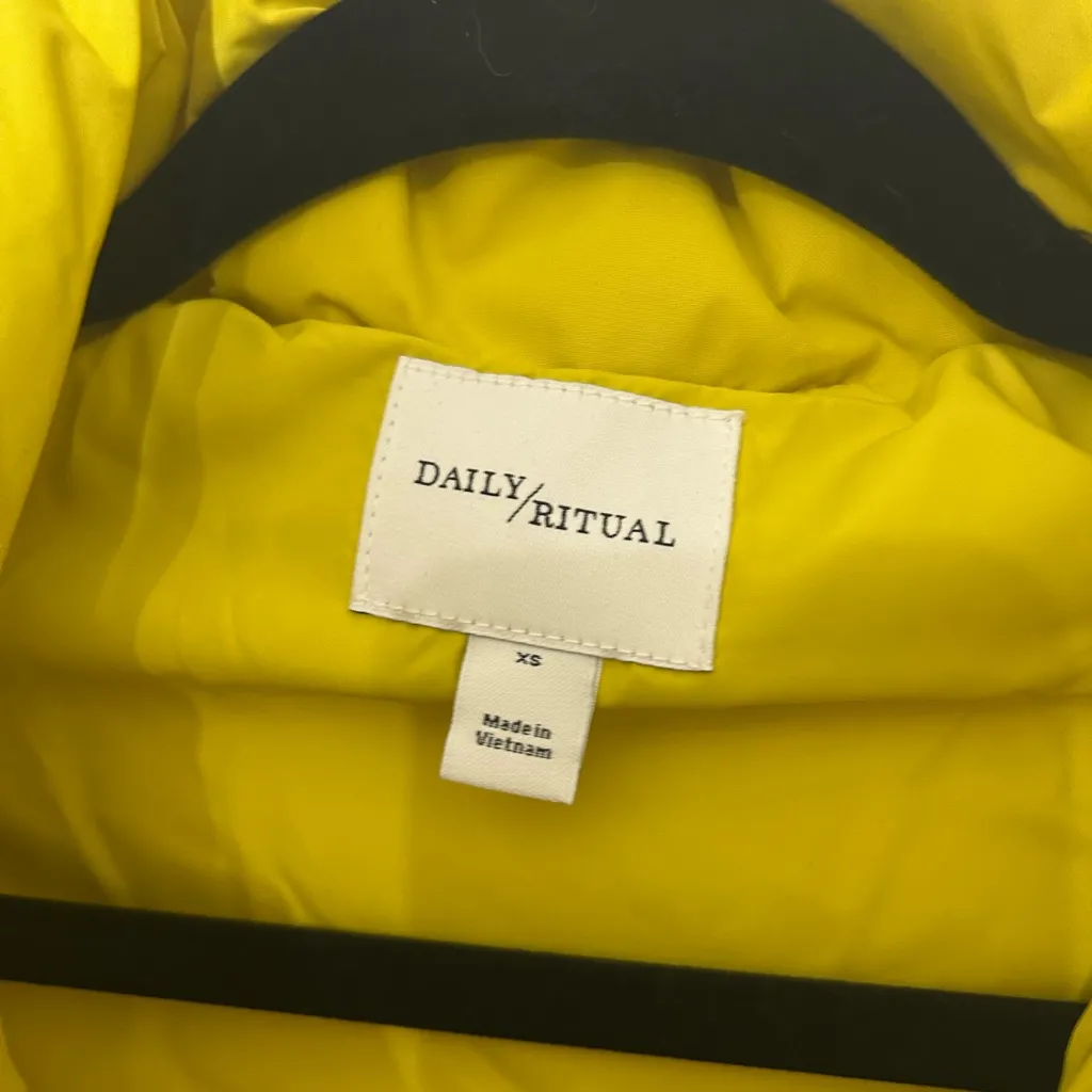 Daily Ritual Women’s Neon Yellow Puffed Coat Size XS New With Tags - Image 4