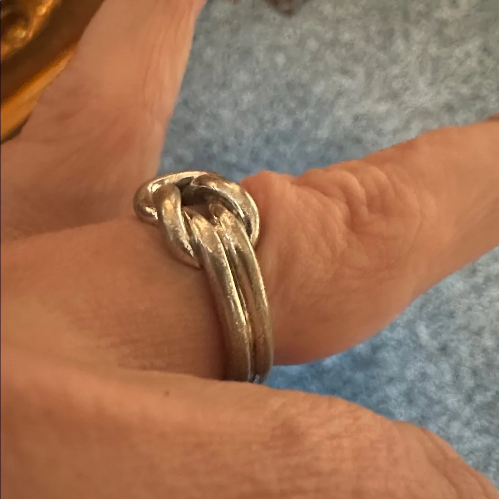 Gucci Elegant Silver Knot Ring authentic Euc size 4.75 to 5 - Image 7