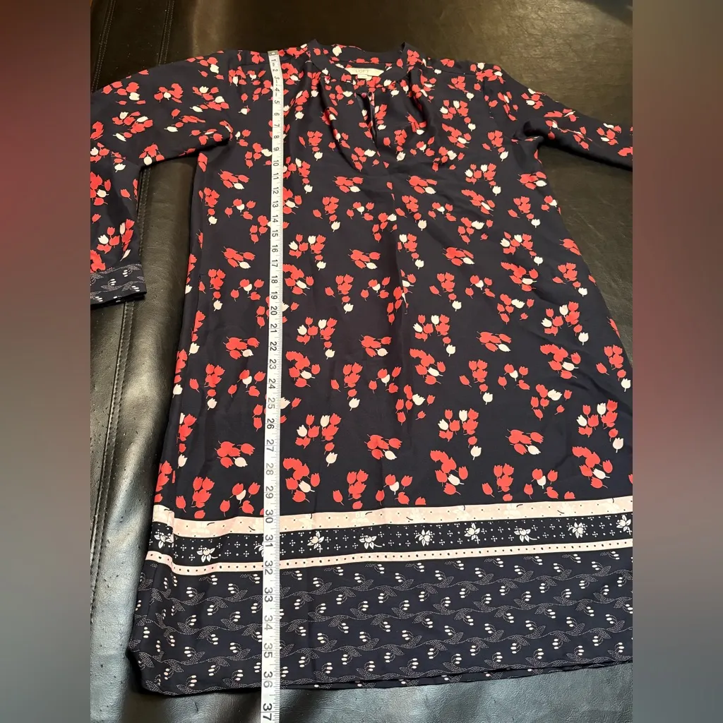 LOFT Black and Red Floral Split Neck Dress with front pockets. Size Small - Image 9