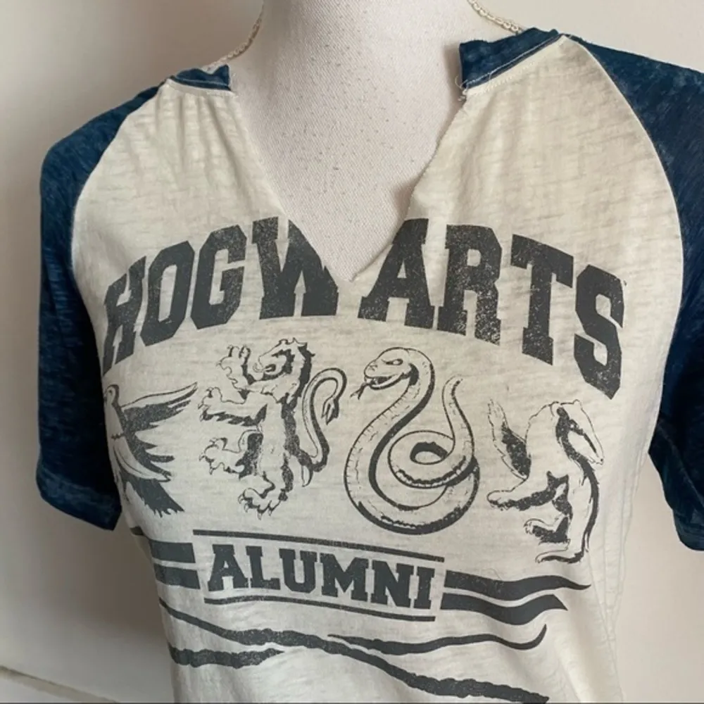Harry Potter • Hogwarts Alumni Graphic Tee Size XS - Image 3