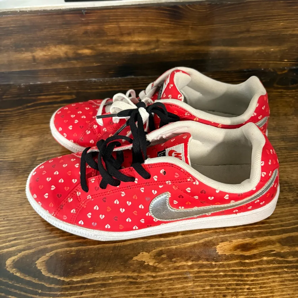 Nike‎ Red Heart Print Sneakers Size 6.5 - Image 2