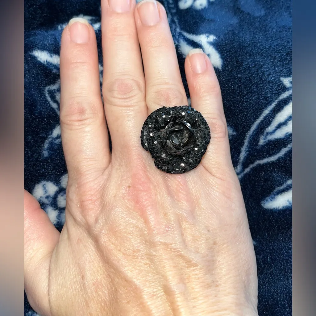 Vintage Sparkly Black Glitter Camellia Rose Stretch Ring - Image 2