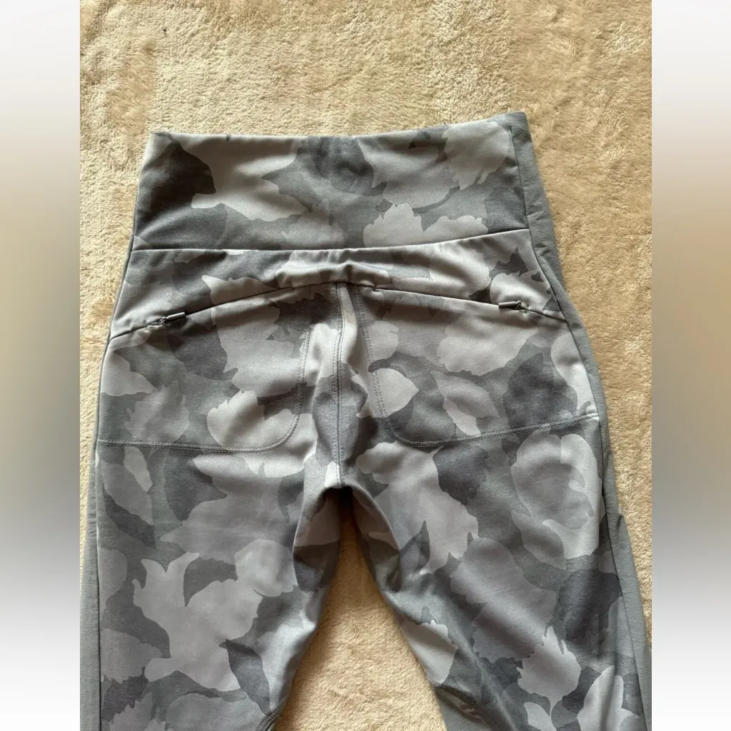 Athleta All In Camo 7/8 Tight, Cobblestone Grey Heather‎ Camouflage Size XSmall - Image 6