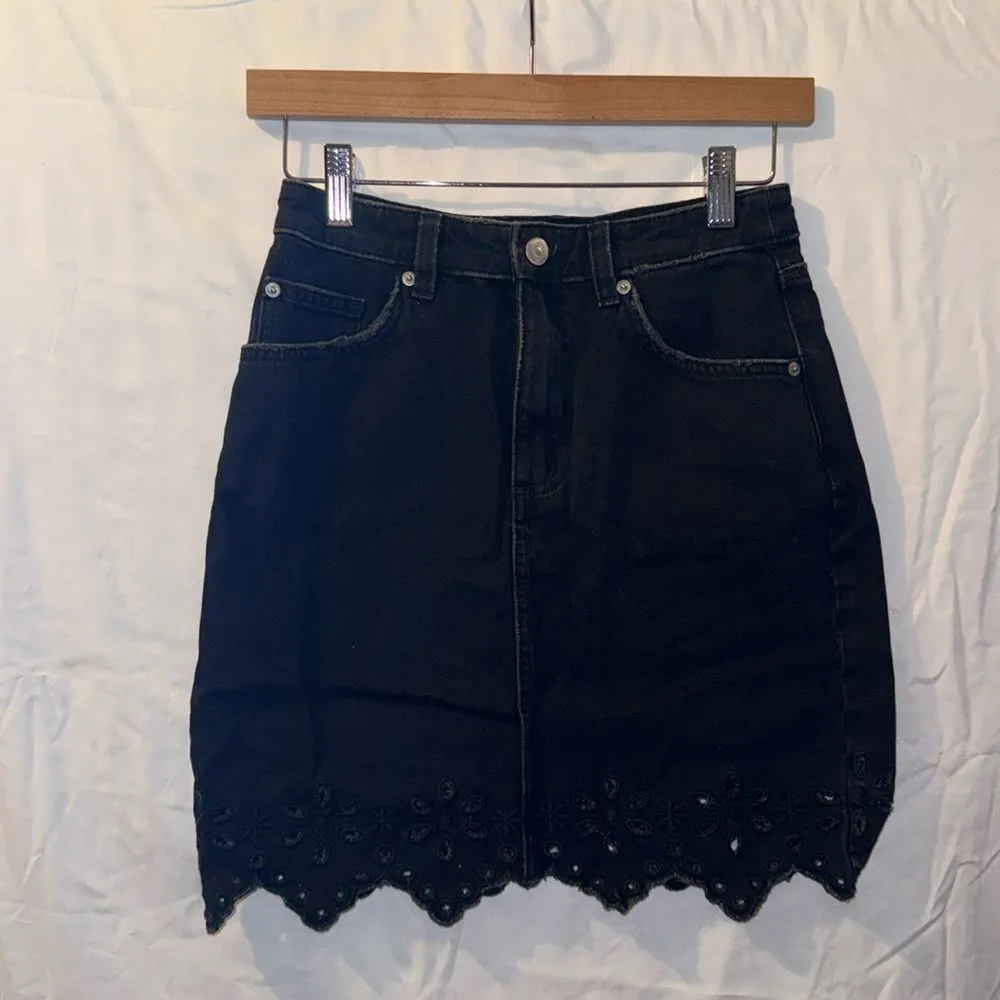 H&M Short skirt with pockets in washed denim. English embroidery on the hem SZ 2 - Image 2