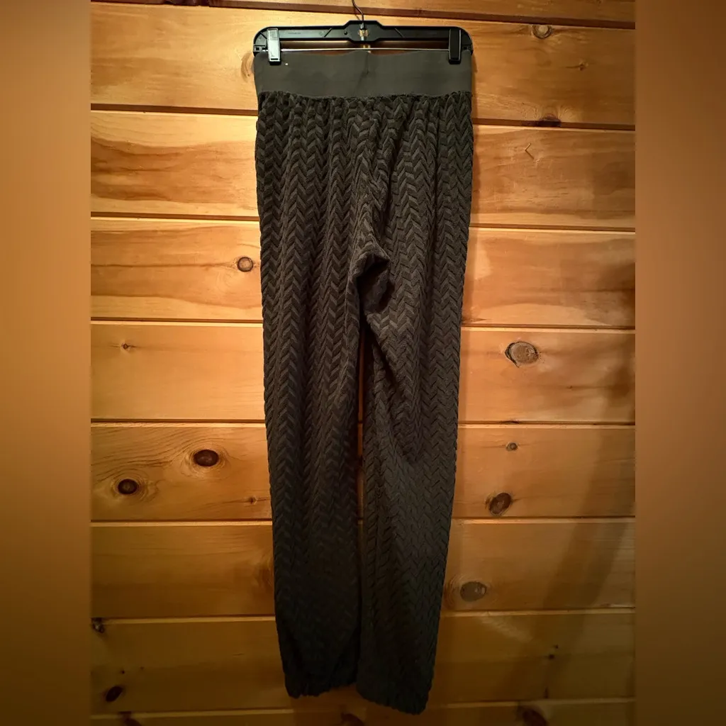 Nike loose fit Terry cloth joggers with front pockets. Size small - Image 3