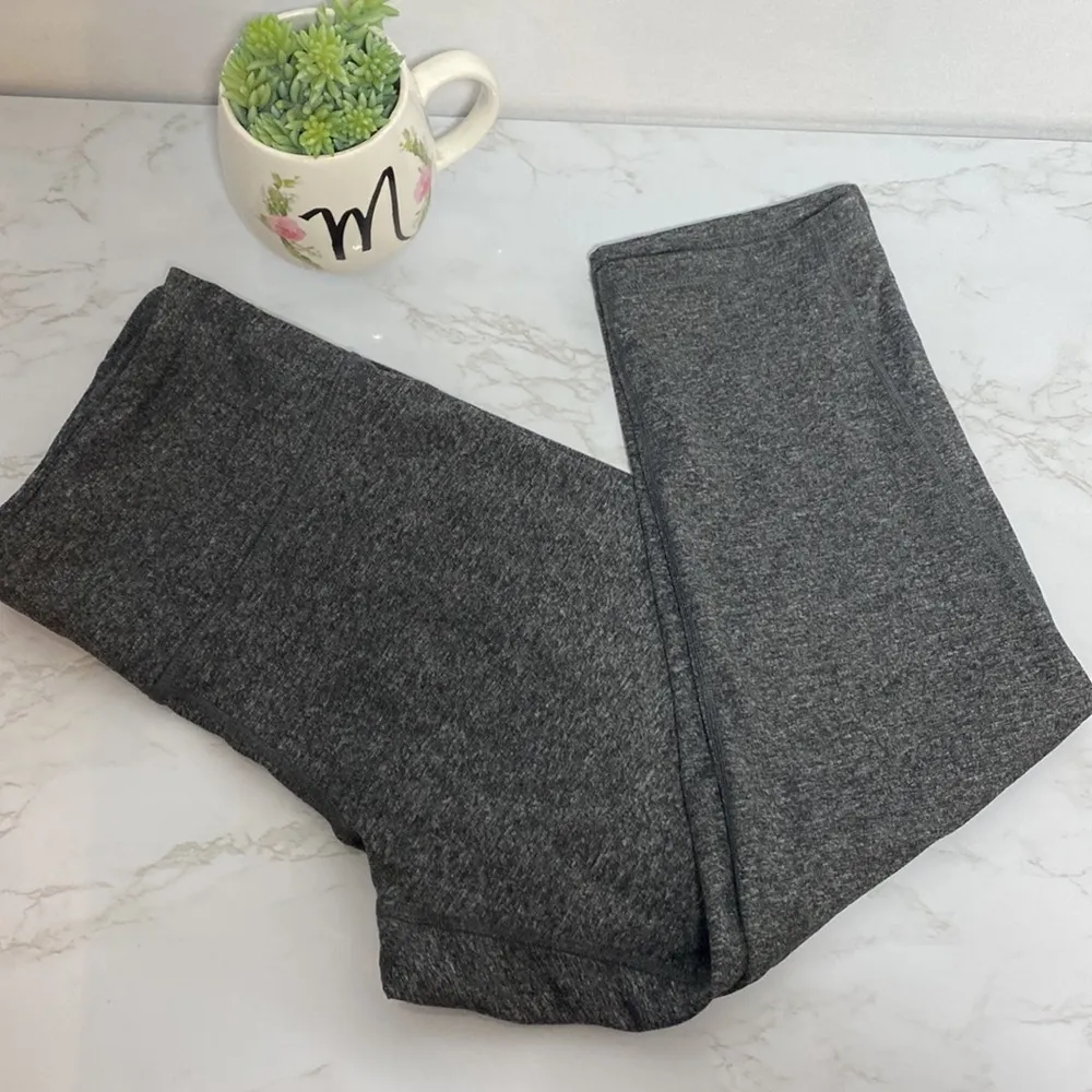 Old Navy gray active go-dry fleece capris - Image 4