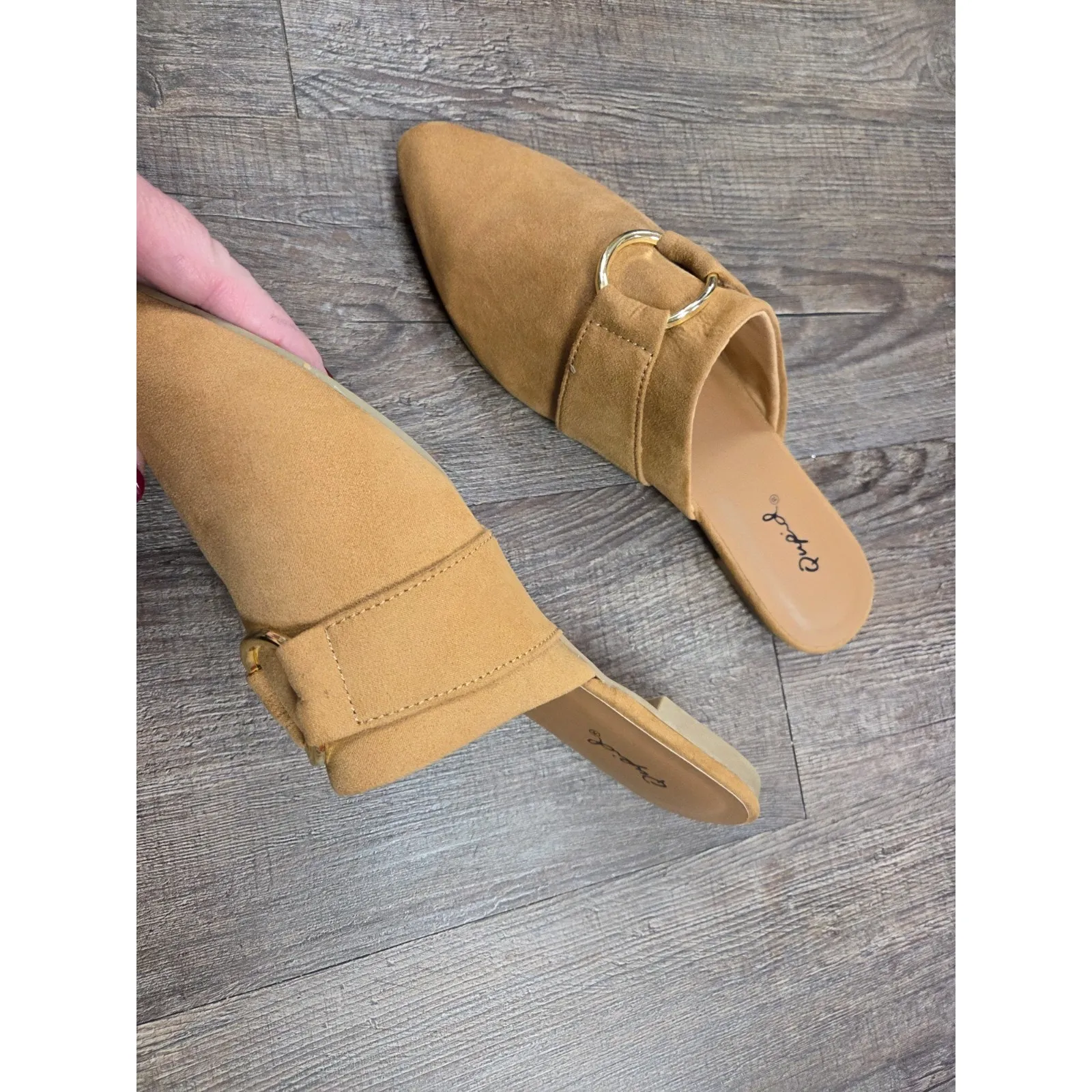 Qupid Tan Camel Faux-Suede Gold Buckle Mules Flats Shoes Pointed Toe Size 8.5 - Image 5